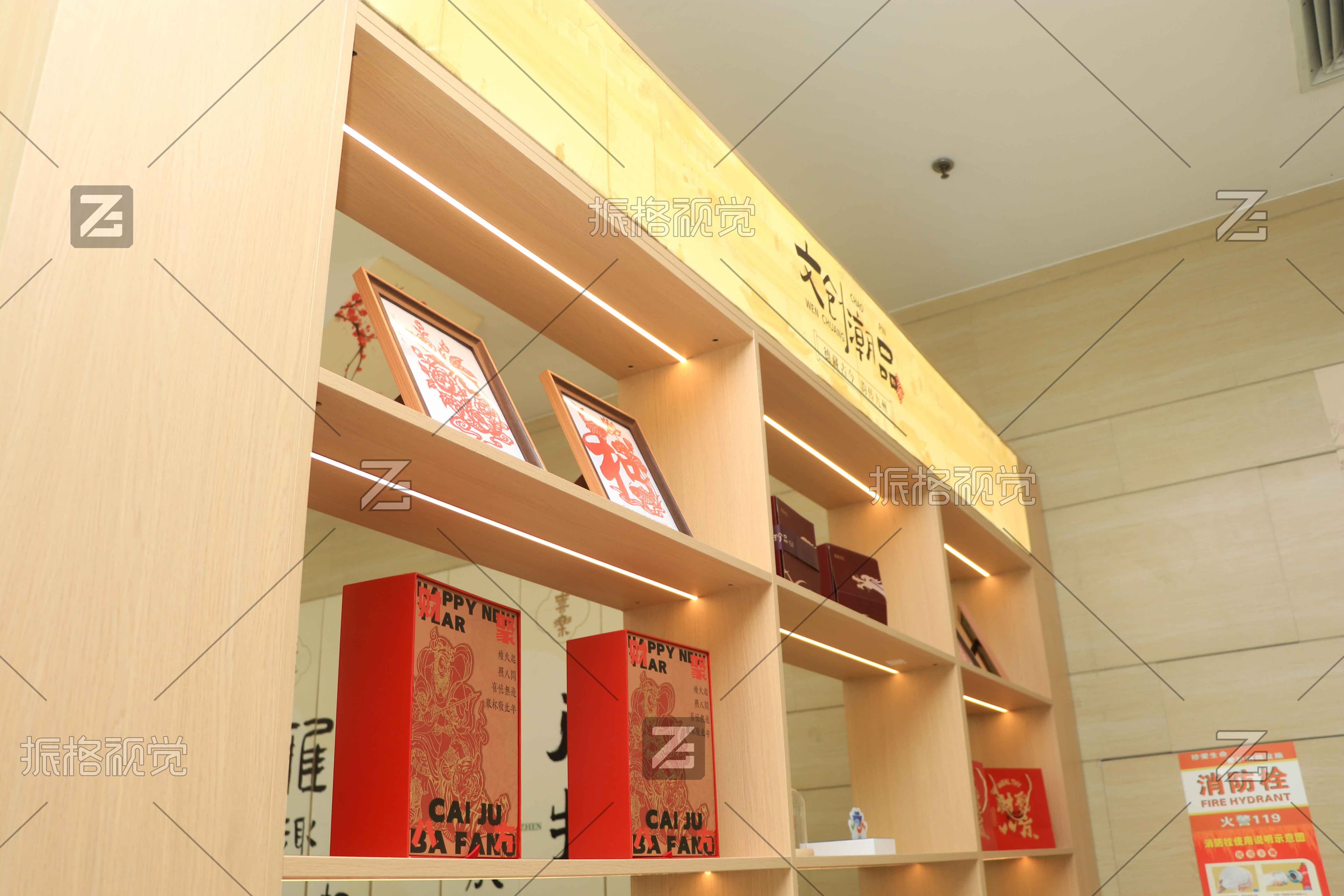德州市博物馆文创品店木质灯箱展柜与文创商品陈列细节