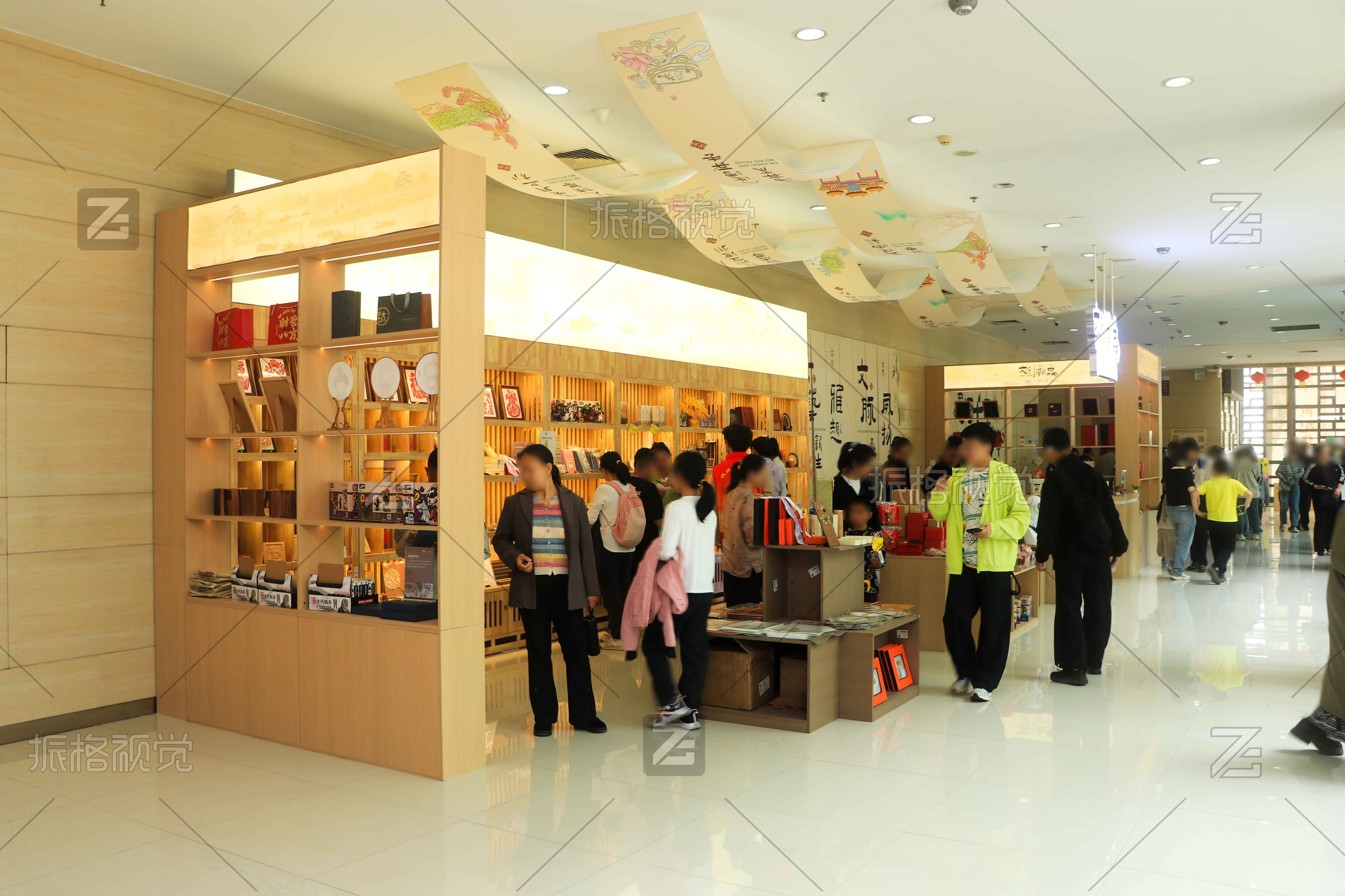 德州市博物馆文创品店展柜、岛台与顾客动线整体实景