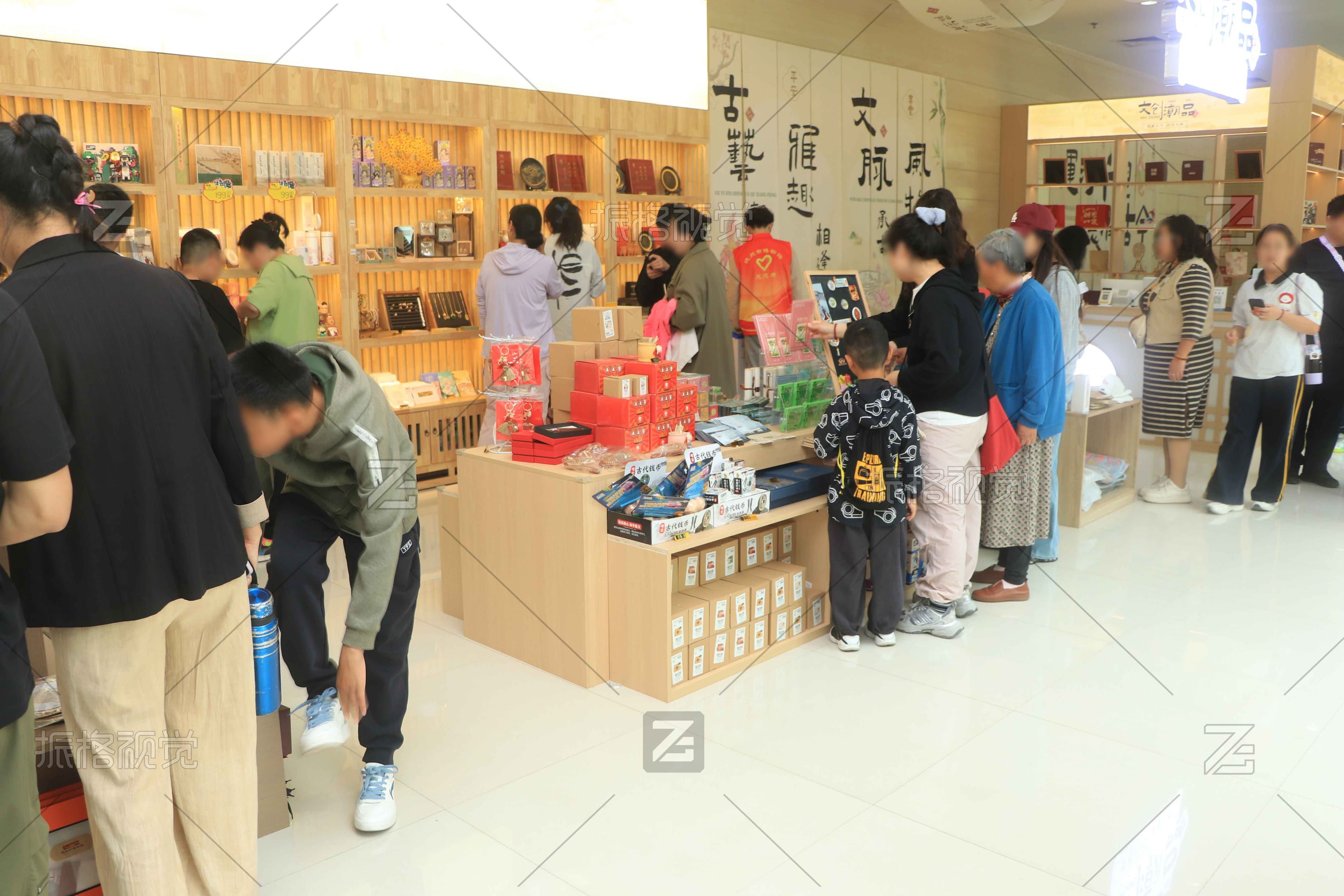 德州市博物馆文创品店顾客选购文创商品活动现场