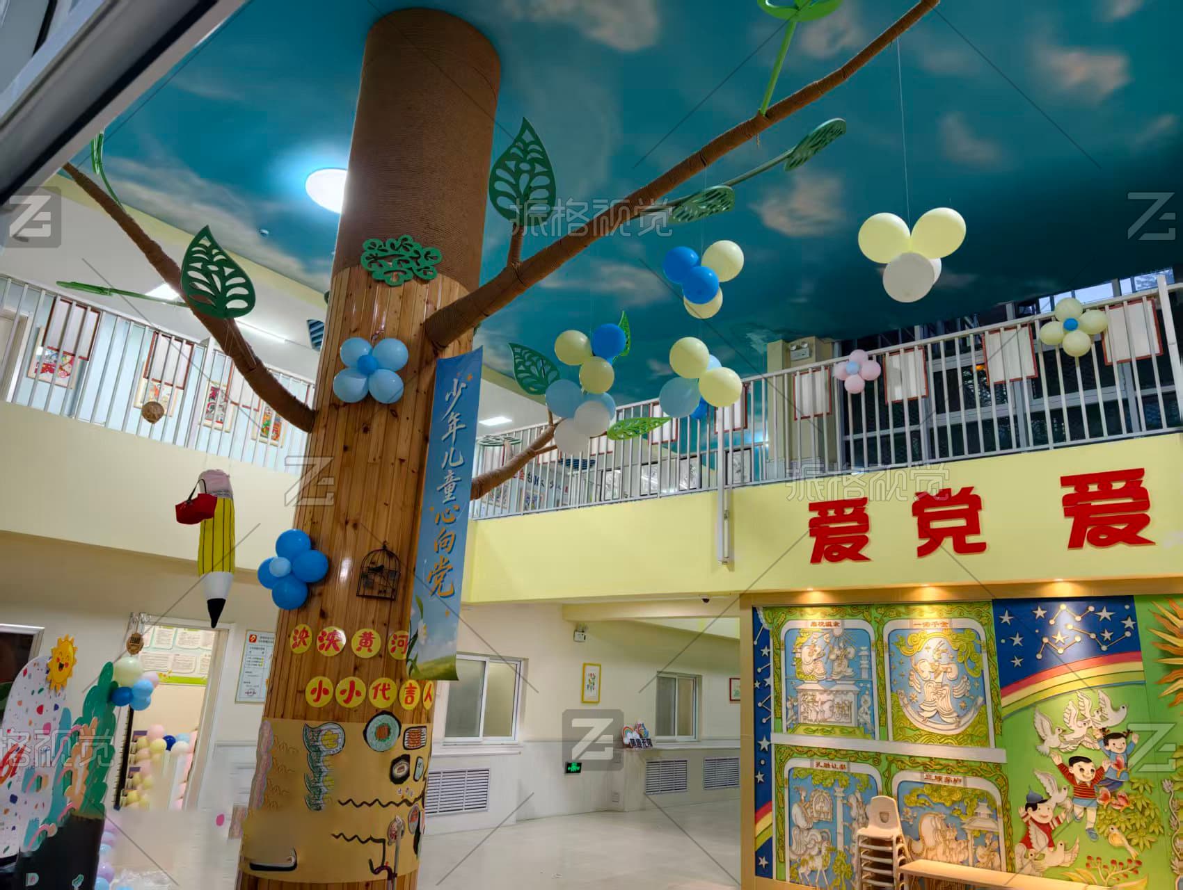 山东省妇女儿童中心室内大厅树形立柱与气球花朵布置实景