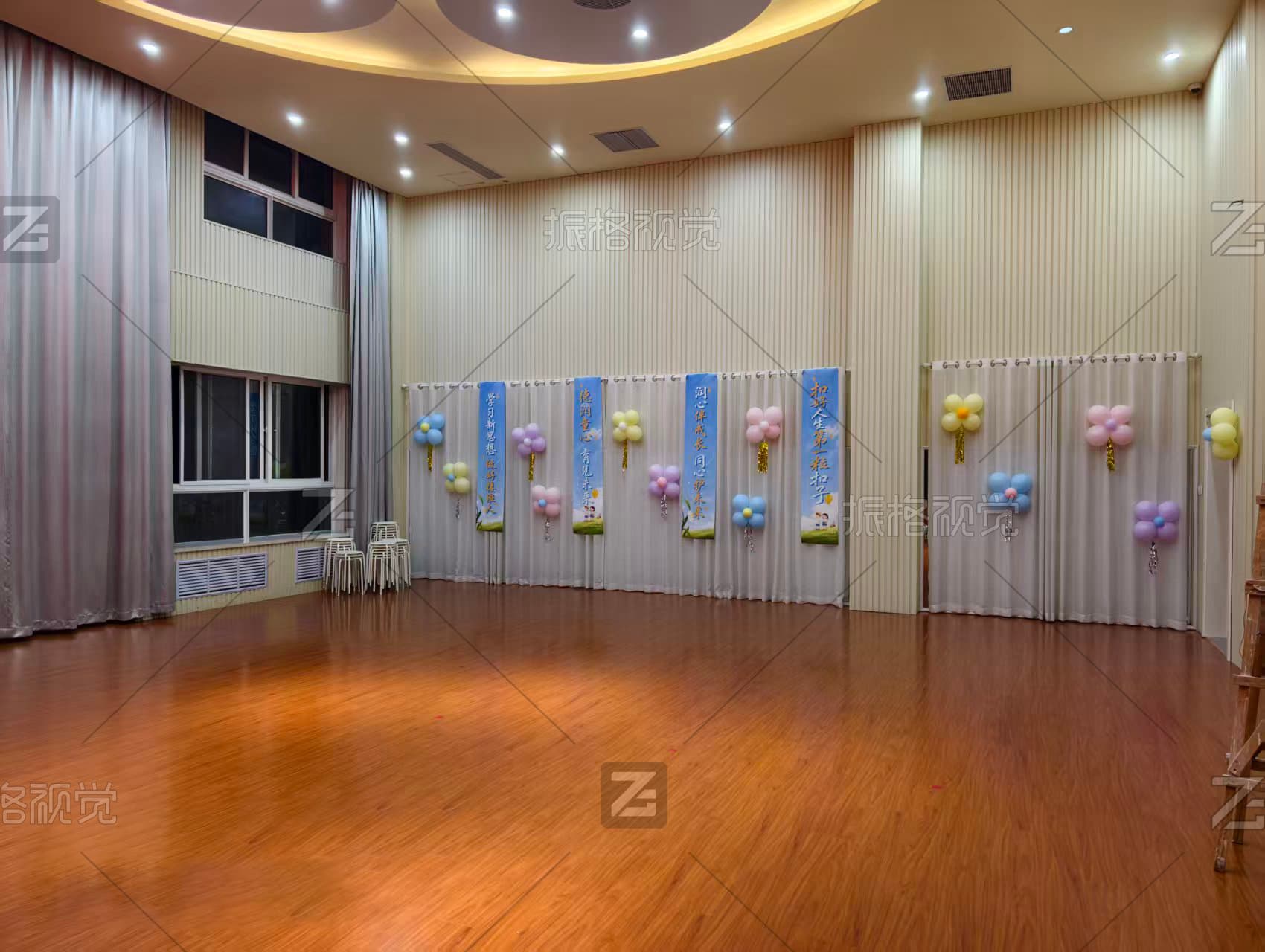山东省妇女儿童中心礼堂荣誉展示与彩色气球花朵布置实景